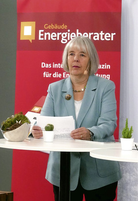 Nach jedem Vortrag wurden Fragen der Teilnehmer an die Referenten erörtert. Während GEB-Chefredakteurin Pia Grund-Ludwig vorwiegend Aspekte zur Energieberatung und Fassadendämmung diskutierte … - © Bild: Fabian Kauschke
