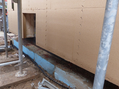  Die Kellerwände im Sockel zum Erdreich sind von außen mit XPS-Platten gedämmt. Für die Außen-wand wählte der Architekt hier eine Holzträger-Konstruktion mit Decksicht aus Holzfaserplatten. In die Zwischenräume wird Zellulose eingeblasen