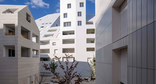 Die keramische Gebäudehülle unterstreicht mit ihren ebenen und profilierten Oberflächen in einem speziellen Grauton den skulpturalen Effekt des Ensembles, das über 280 Wohnungen umfasst.