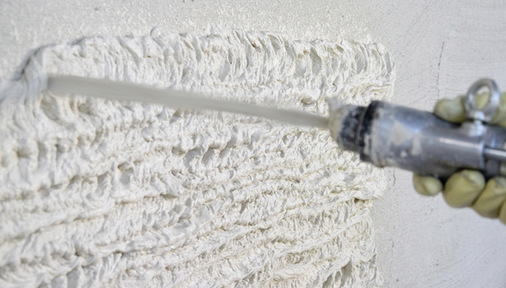 2 Auch bei unebenem Untergrund fehlerfrei: Die neuartige Ecosphere-Dämmung lässt sich einfach auf die Fassade aufspritzen.