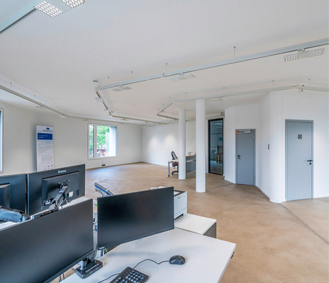 3  Da das Gebäude ausschließlich über die Fenster gelüftet wird, kommen dem Bio-Grundputz und der Kalkfarbe eine wichtige Funktion beim Regulieren der Luftfeuchtigkeit zu.