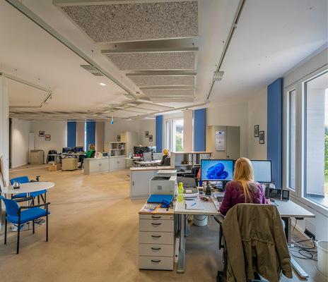 4  Das Bürogebäude kommt ohne eigene Heizung aus. Für angenehme Temperaturen sorgen 45 Mitarbeiter mit ihrem natürlichen Wärmeeintrag sowie die Abwärme des technischen Equipments.