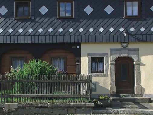 5 Sichtfassaden mit Fugen und Schlagregenbelastung stellen hohe Anforderungen an den kombinierten Wärme- und Feuchteschutz bei der Anwendung der EnEV, insbesondere bei Innendämmungen: Beispiel Umgebindehaus in Obercunnersdorf