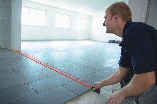 Beim Messen über größere Distanzen hinweg ist ein Stativ empfehlenswert