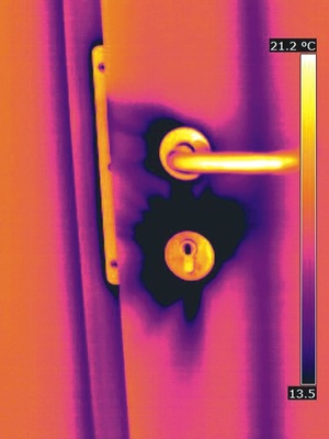 ...zum Lokalisieren von Luftun­dichtigkeiten eingesetzt werden