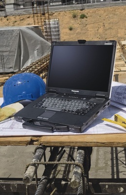 Ob im Büro oder auf der Baustelle: Outdoor-Notebooks sind ideale Begleiter - © Foto: Panasonic
