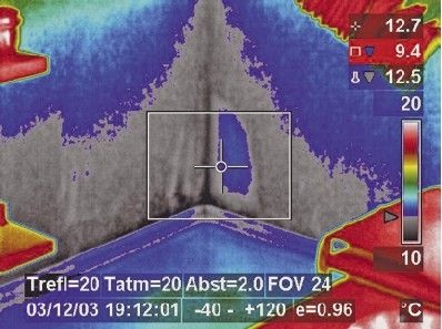 Eine Alarmfunktion macht auf Problempunkte wie feuchte Stellen oder Wärmebrücken aufmerksam - © Flir
