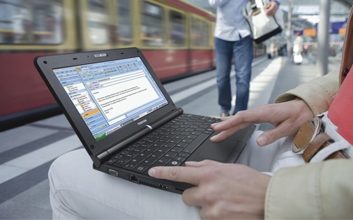 Büro2Go: Mit einem Netbook hat man das Büro stets dabei - © Toshiba
