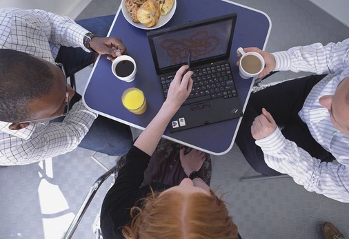 Ein Netbook ist schnell für kurze Besprechungen auf- und wieder zugeklappt und liefert stets alle wichtigen Büro- und Projektdaten