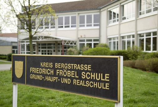 Die heterogene Gebäudesubstanz der Friedrich-Fröbel-Schule in Viernheim wurde umfassend energetisch saniert und mit neuer Gebäudesystemtechnik von Gira ausgestattet.