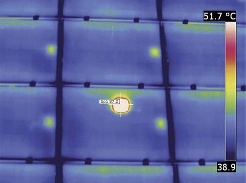 10 Schadensbeispiel: Hotspot, der auf eine physikalische Beschädigung im Zellinnern hinweist - © Foto: Flir
