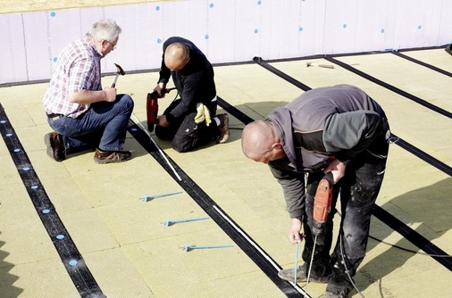 3 Zusammen mit einem Klettband, das später die Abdichtungsfolie fixiert, wurde der Flachdachaufbau mechanisch befestigt.