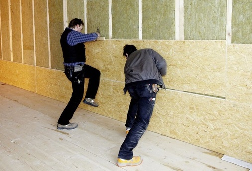 4 Die Gefache der Holzständerwände sind mit 120 mm dicker Steinwolle gedämmt und innenseitig mit OSB-Platten beplankt.