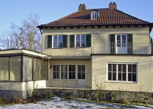 1 Die Münchner Villa zeigte sich vor Beginn der Komplett­sanierung ausgesprochen renovierungs­bedürftig.