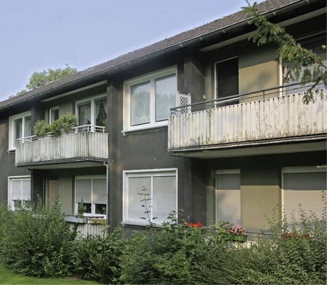 1 Vor Arbeit ganz grau — der Zustand der Wohnblocks vor der Sanierung. Die Balkone luden keineswegs zum Verweilen ein.