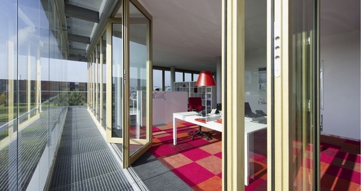 1 Das Funktionsprinzip der Solarlux-Co2mfort-Fassade geht auf die historischen Doppel- oder Kastenfenster zurück – eine primäre, wärmegedämmte Fassadenebene bildet den thermischen Raumabschluss, ein davor gestelltes, rahmenloses Schiebe-Dreh-System schützt vor Wind und Wetter. Der dazwischenliegende Fassadenkorridor ist begehbar.