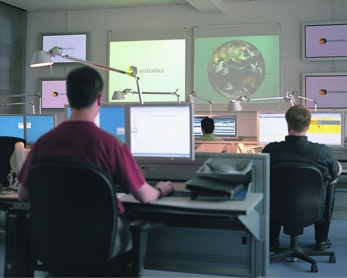 In abgeschirmten IT-Sicherheitszentren werden die weltweiten Aktiitäten von Schadprogrammen beobachtet.