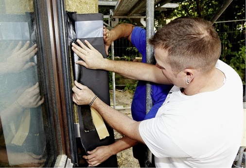 3 Eine sorgsam befestigte und an den Anschlüssen eingeklebte schwarze Fassadenfolie dient als Witterungsschutz und setzt die Schattenfugen der Holzfassade aus hellen Weißtanne-Profilen in Szene.