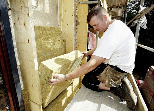 2 Die 300 mm dicke Fassadendämmung „Fixrock 035“ wurde in zwei Lagen zwischen die zuvor montierten Kerto-Träger geklemmt.