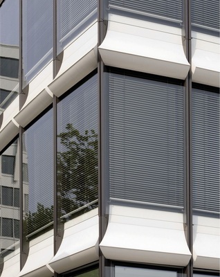 2 In dem geschützten Zwischenraum der Doppelfassade sorgen spannseilgeführte Raffstoren mit Aluminium-Flachlamellen für einen effektiven Sonnen- und Blendschutz.