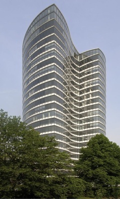 6 Je nach Blickwinkel glaubt man beim Sky Office zwei nebeneinander stehende Bürotürme zu sehen — tatsächlich aber haben ingenhoven architects lediglich zwei linsenförmige Grundrisse geschickt ineinander verwoben.