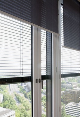 5 Selbst bei heruntergefahrenem Blendschutz gewähren die screenartig gewebten Stoffqualitäten aus Trevira CS noch den Blick nach draußen.