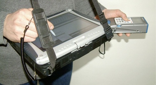 Mit einem Schultergurt um den Bauch geschnallt leistet mobile Hardware wertvolle Dienste.