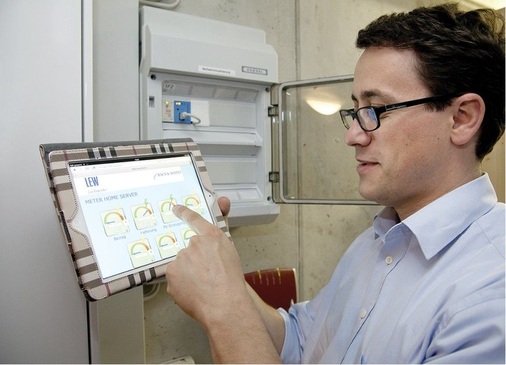 Die Stromerlöse aus der 23 kWp-PV-Anlage werden über einen Lithium-Ionen-Akku im Haus strategisch gepuffert, bevor der Überschuss ins Netz der Lechwerke eingespeist wird.