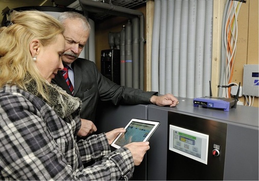 Stolz zeigt die Hausbesitzerin, Dr. Ildiko Sugar, ihre „App“ zum Steuern der komplexen Anlage.