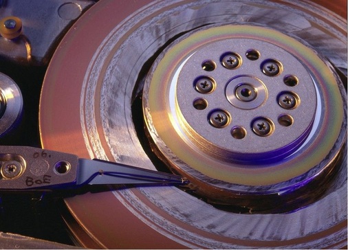 1 Schützen Sie Ihre Daten, denn Gefahren lauern überall z. B. durch einen Festplatten-Crash oder einen Brand- oder Wasserschaden.