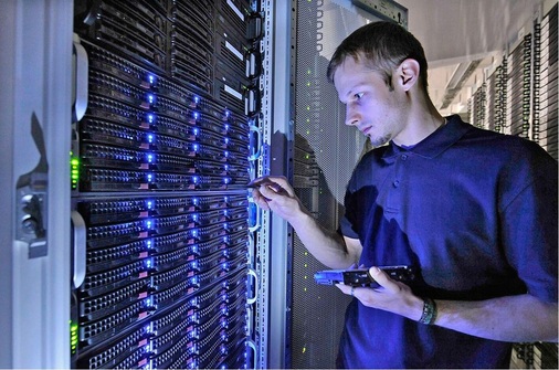 5 Bei Online-Backups werden die Daten in besonders gesicherten ­Rechenzentren aufbewahrt.