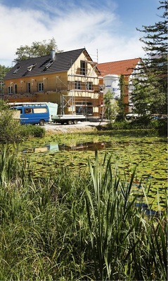 1 Hausbau nach biologischen Prinzipien: Zur Lage am Rande eines ­Naturschutzgebietes passt ein Baukonzept, das auf Kunststoffe und Leim weitestgehend verzichtet.