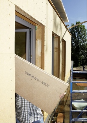 3 Handliches Format, hilfreiche Beschriftung: Die Inthermo HFD-Exterior Solid lässt sich problemlos transportieren. Die Beschriftung der Dämmplattenoberfläche zeigt, welche Seite zu verputzen ist und deshalb nach außen kommt.