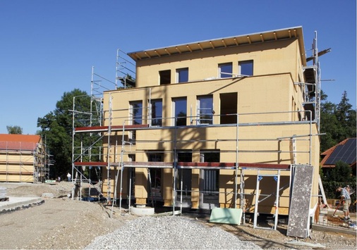 2 Für alle Gebäude ein Konzept: Konsequent biologisch, energiesparend und frei von schädlichen Emissionen sollten die verbauten Materialien sein. Das hatte der Investor und Bauträger Michalke Wohnungsbau dem Architekturbüro Huber + Lugmair so aufgegeben.