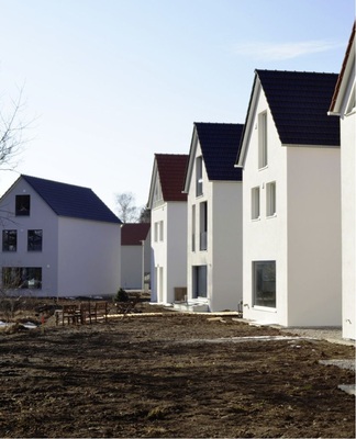 6 Die insgesamt zehn Holzrahmenbauten gruppieren sich als harmonisches Ensemble um den Rothschwaiger See.