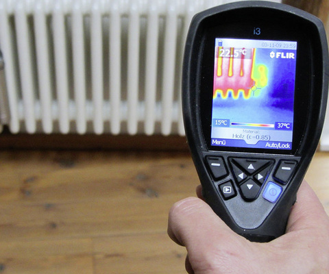 2 Bei der Beurteilung der Bildqualität sollte man berücksichtigen, dass die Dis­play­an­zeige das Thermogramm „hochrechnet“. Entscheidend ist vor allem das „Bildrauschen“.