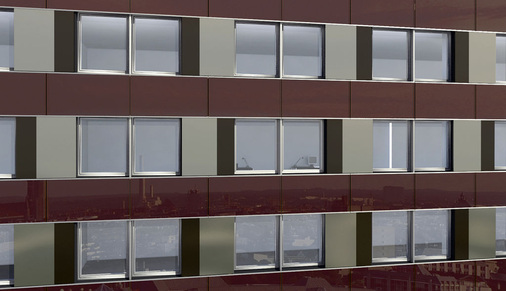 4 Auf der montierten Tragstruktur werden nun verschiedene Füllungselemente wie Glas, Blech oder Photovoltaikelemente rationell und zeitsparend angebracht. Es entsteht eine optimal gedämmte und um zahlreiche Funktionen erweiterte Fassade.