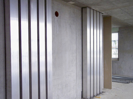 2 Die einzelnen Wärmetauscher aus Aluminium werden so in das Gebäude eingelassen, dass sie in einem einzelnen vertikalen Strang — wie Orgelpfeifen auf 80 mm Abstand nebeneinander installiert — zu den Dachzentralen verlaufen. So verfügt jede Wohnung über ihr eigenes Wärmerückgewinnungssystem.