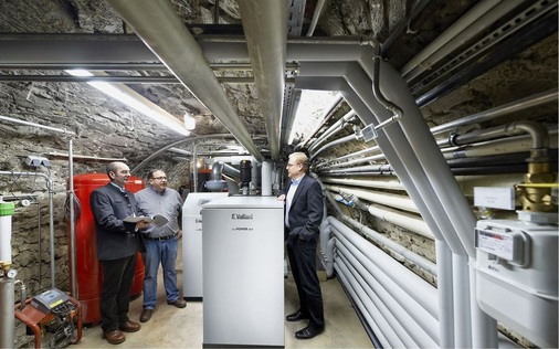Rainer Schweier von Graule Gebäudetechnik, Hotelier Hermann Unsöld, und Vertriebsingenieur Georg Rehm von Vaillant (von rechts)