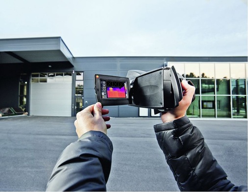 4 Ein drehbares Display ermöglicht bequeme Aufnahmen aus jeder Situation heraus.