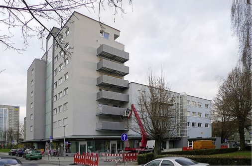 1 Bei der energetischen Sanierung eines achtgeschossiges Wohn- und Geschäftshauses in Speyer sorgte das neue Purenit Attikaelement von puren für einen wärmebrückenfreien Übergang von der Flachdach- zur Fassadendämmung.