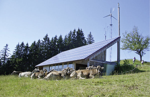 <p>
Hybridanlage auf der Steinbergalm in Bayern. Der Strom wird über ein 700
 
m langes Kabel zum Bauernhof des Anlagenbetreibers geführt und dort verbraucht.
</p> - © Foto: Heywind


