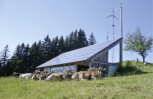 
Hybridanlage auf der Steinbergalm in Bayern. Der Strom wird über ein 700
 
m langes Kabel zum Bauernhof des Anlagenbetreibers geführt und dort verbraucht.
