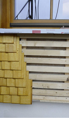 
Hinter der regionaltypischen Holzschindelbekleidung in Schwarzwälder Rückendeckung sorgen Holzfaserdämmplatten vom Typ Gutex Multitherm für einen verbesserten Wärmeschutz. 
