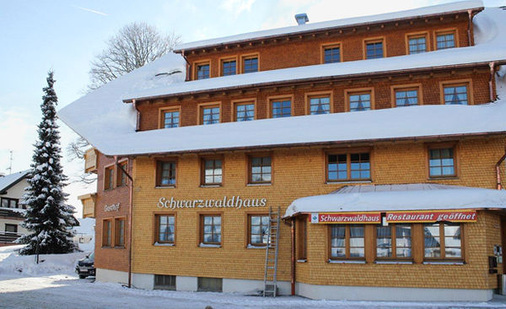 
An der zweiten Gaubenreihe ist ablesbar, dass das Dachgeschoss nun eine zusätzliche Etage aufweist. Der Charakter des Schwarzwaldhauses blieb durch den bevorzugten Baustoff Holz dennoch bewahrt. 
