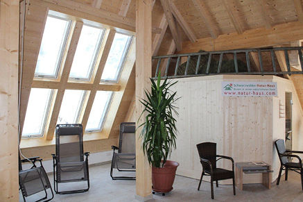 
Große Dachfenster erlauben den Gästen im Wellnessbereich weite Ausblicke in die Schwarz
wälder Natur.
