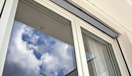 
5
 
Die im Sturz versenkten Jalousien sorgen an heißen Tagen für ein angenehmes Raumklima.
