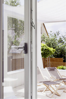 
6
 
Die Rahmenprofile der Kunststofffenster KF 614 von Kneer-Südfenster sind mit doppelter Dichtlippe und hochwertigen Beschlägen ausgestattet.
