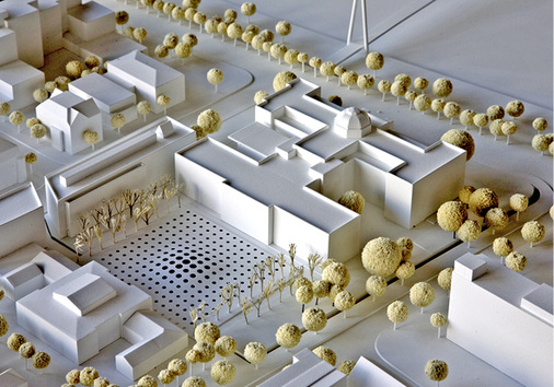 
3
 In dem Modell ist die optische Täuschung der unterschiedlich großen, kreisrunden Oberlichter gut erkennbar: Die sanfte Erhebung wirkt aus der Vogelperspektive höher als sie in Wirklichkeit ist.
