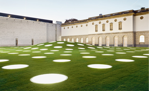 
6
 In dem Städel-Garten präsentiert sich der Erweiterungsbau als „ein leuchtendes Juwel am Tag, ein Lichtteppich in der Nacht“. 
